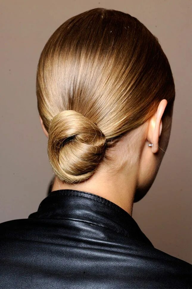 Прическа деловой стиль на длинные волосы Need a New Fancy 'Do? Try One of These 9 Low Updos Professional hairstyles, Long