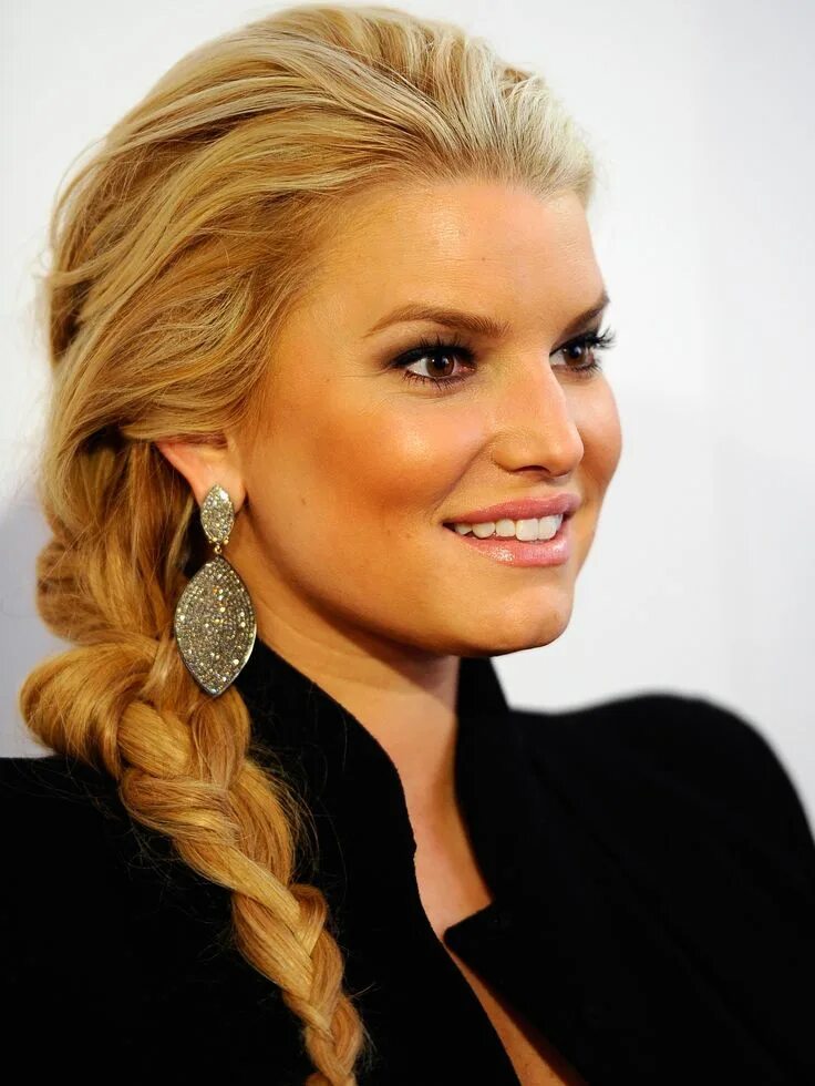 Прическа деловой стиль на длинные волосы Hair and Makeup: Best of Jessica Simpson Jessica simpson hair, Hair styles 2014,