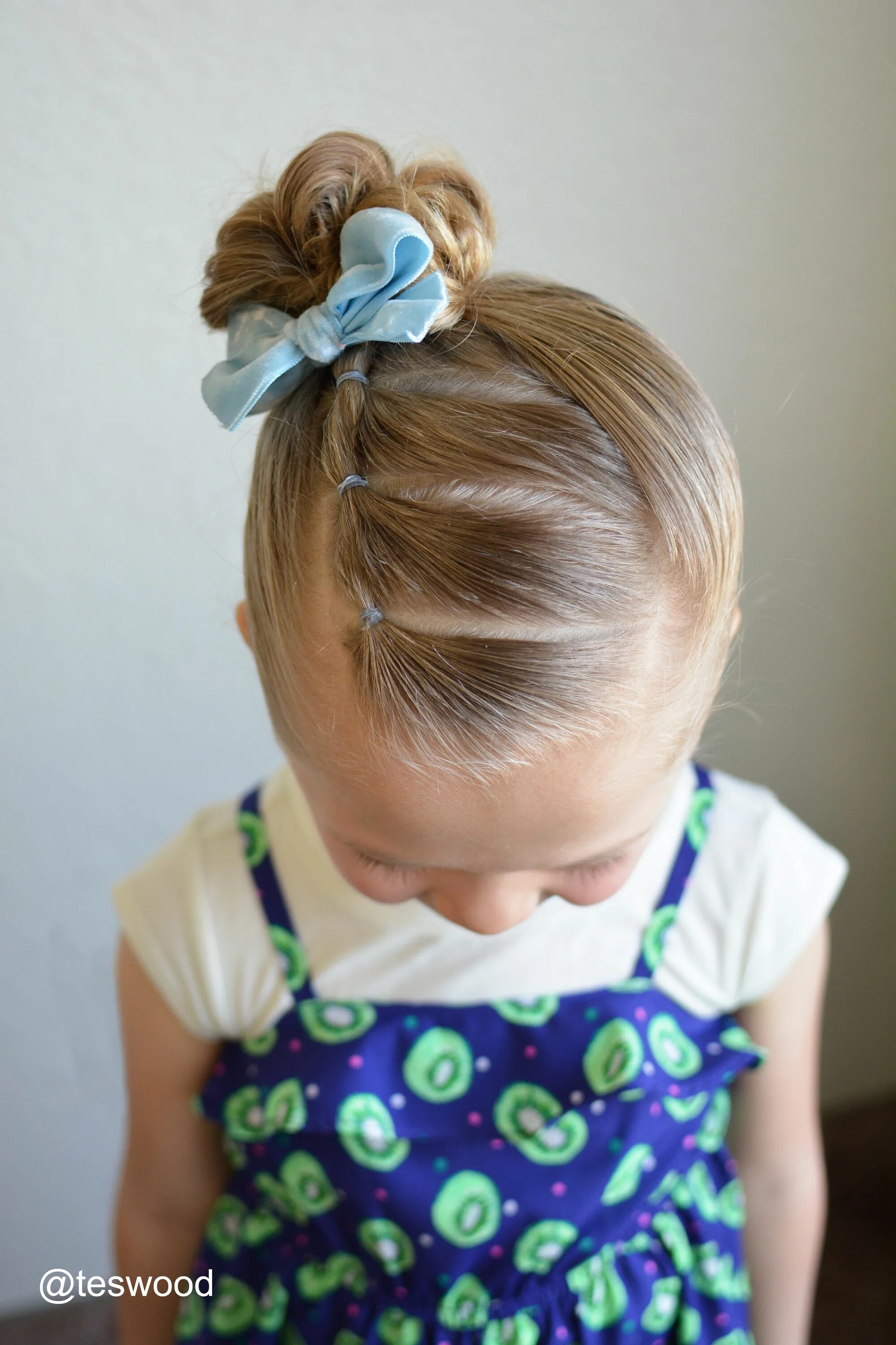 Прическа девочке 3 года в садик Three connected ponies into a side topknot Toddler hairstyles girl fine hair, Ba