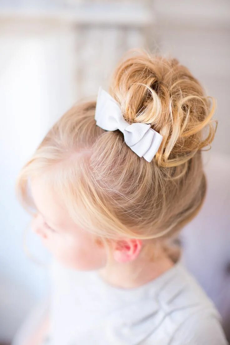 Прическа девочке на день Adorable Hairstyle Ideas for Your Flower Girls Flower girl hairstyles, Flower gi