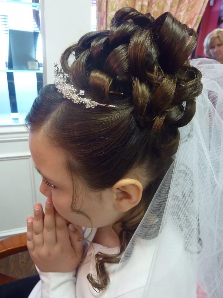 Прическа девочки на свадьбу длинные волосы Pin on Hair Styling First communion hairstyles, Communion hairstyles, Long hair 