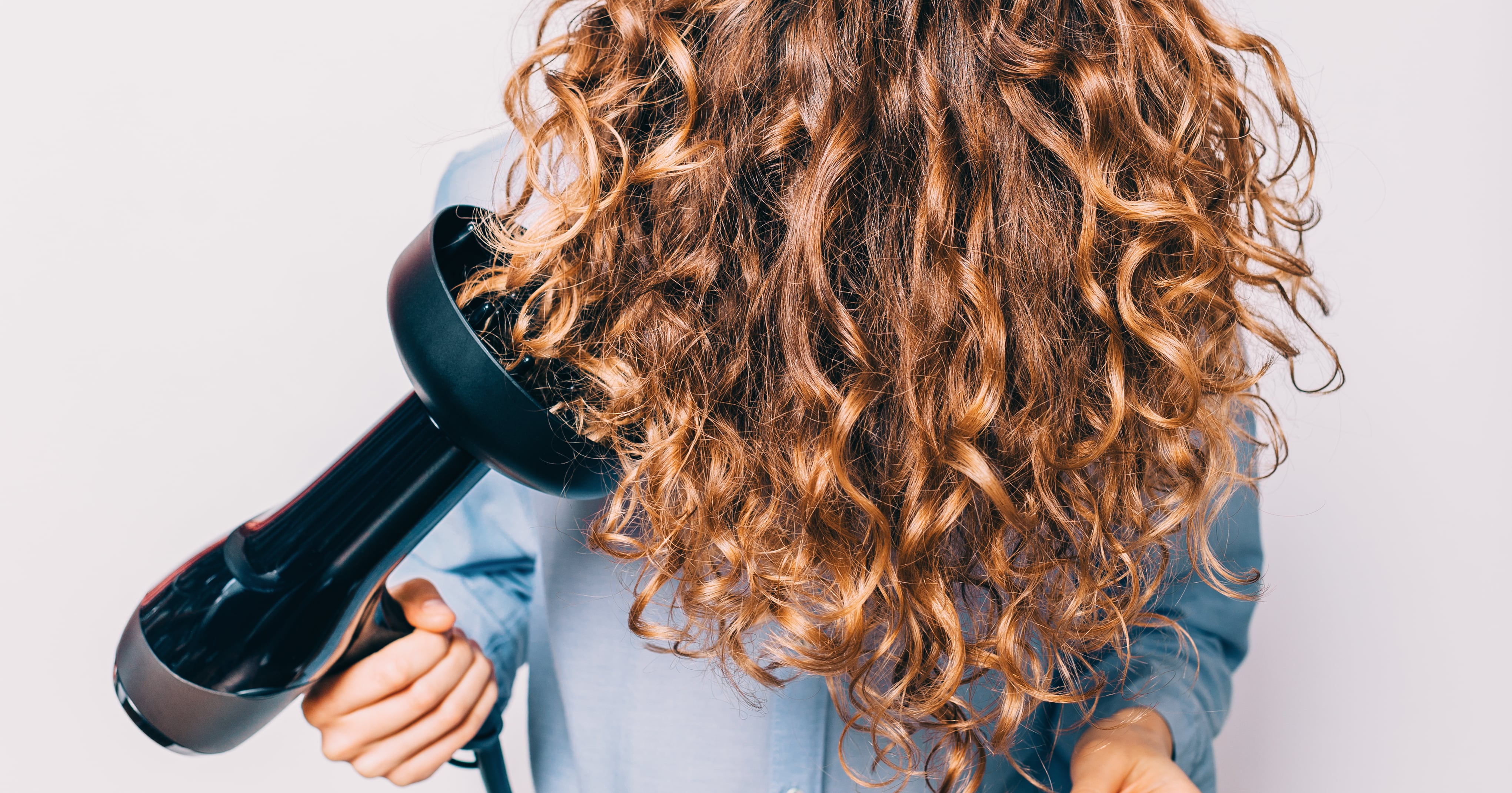 Прическа диффузором на средние волосы Pixie Diffusing Method For Curly Hair POPSUGAR Beauty