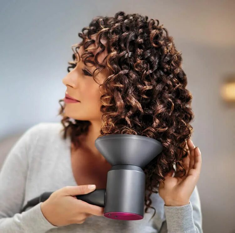 Прическа диффузором на средние волосы The Dyson diffuser in use Hair diffuser, Cool hairstyles, Dyson hair dryer