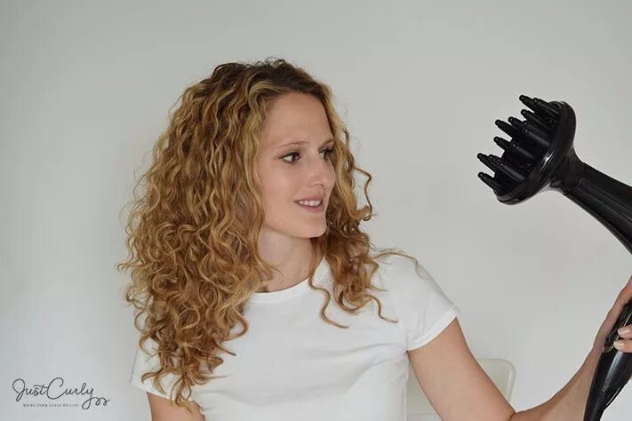 Прическа диффузором на средние волосы How to blow-dry curly hair using a diffuser - JustCurly.com Trockenes lockiges h