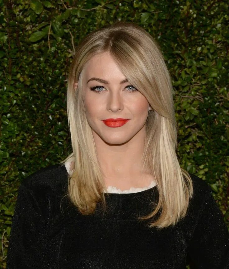 Прическа длиннее плеч Julianne Hough wearing Chanel Fall 2013 - Chanel's Private Dinner honoring Drew 