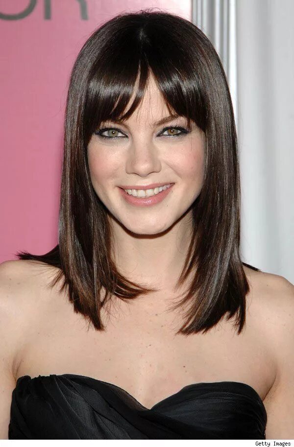 Прическа длинное каре с челкой фото michelle monaghan hair Celebrity bangs, Fine hair, Long hair styles