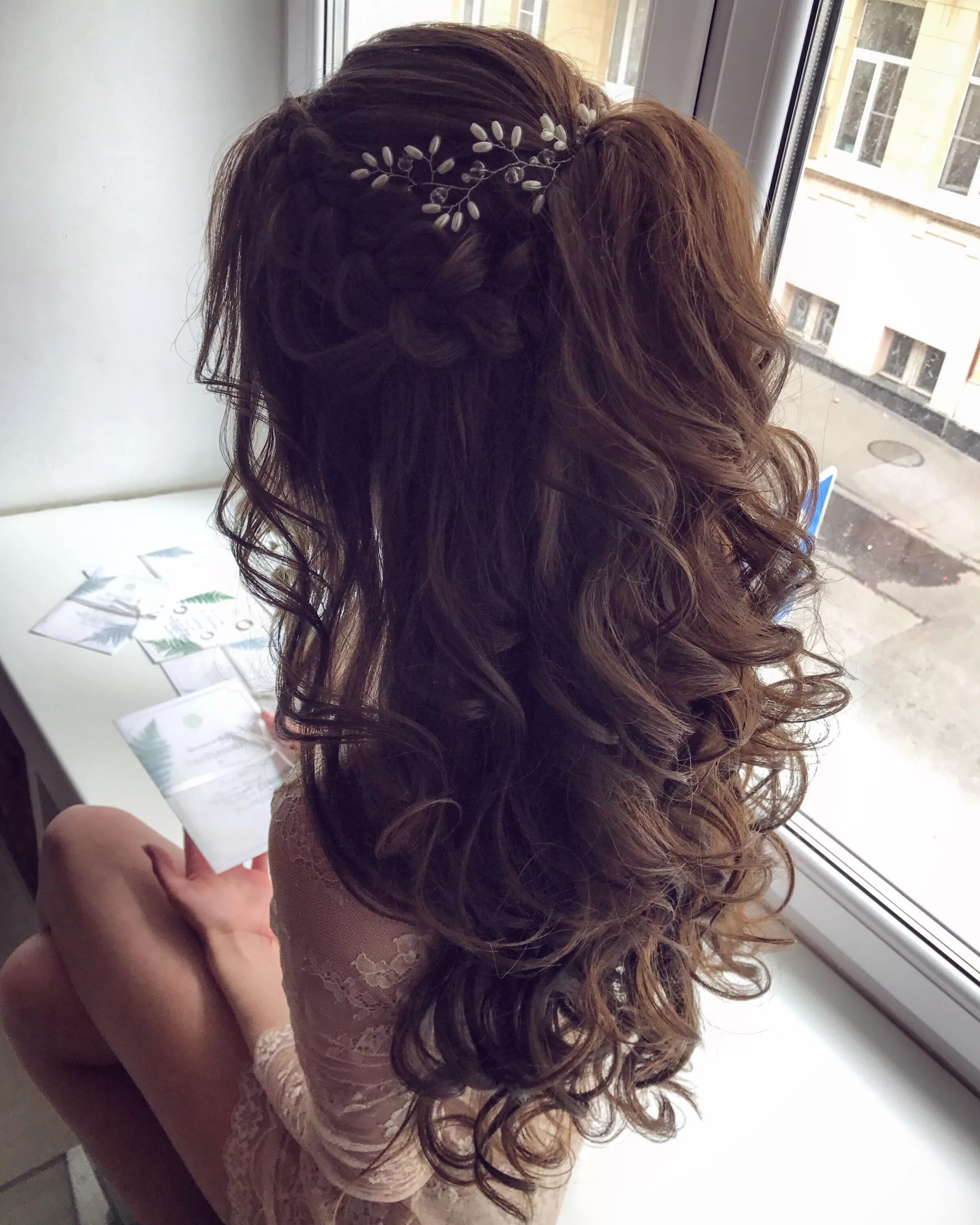 Прическа длинные кудряшки Собранные локоны Кудри Хвост из локонов Quince hairstyles, Bridesmaid hair, Long