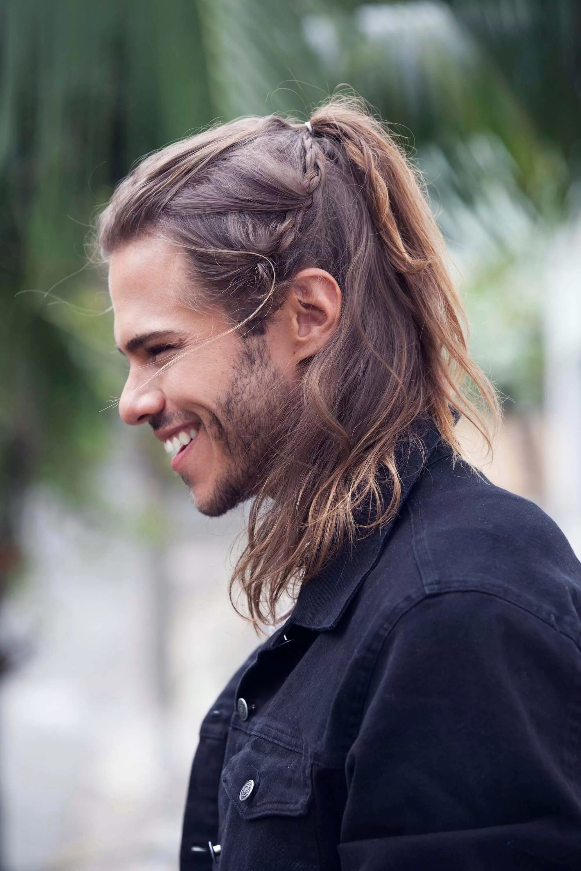 Прическа длинные волосы мужская хвостик 7 Celebrity Men with Braids: Top Braiding Styles Mens braids hairstyles, Long ha