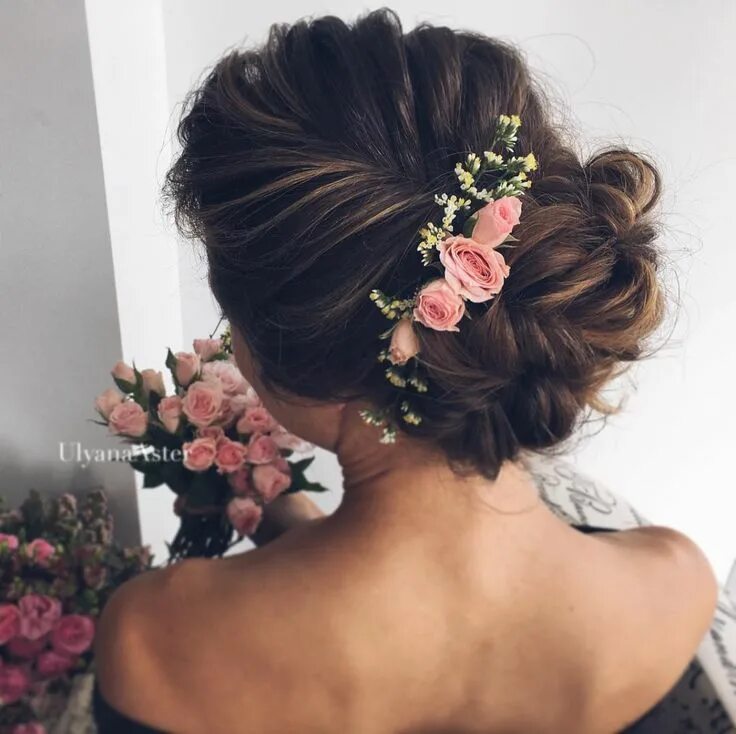 Прическа длинные волосы с цветами IG: Ulyana Aster Summer wedding hairstyles, Wedding hairstyles, Wedding hairstyl