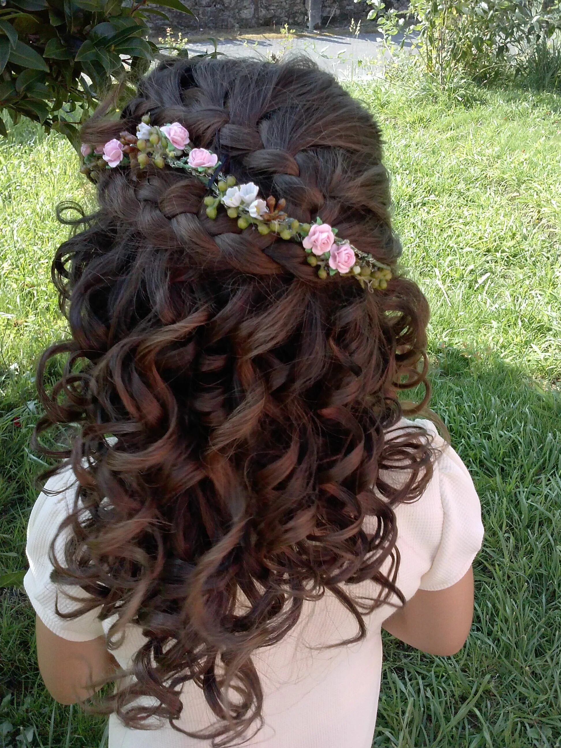 Прическа длинные волосы выпускной 4 cabello rizo conbucle ancho y trenza ese Junior bridesmaid hair, Flower girl hai