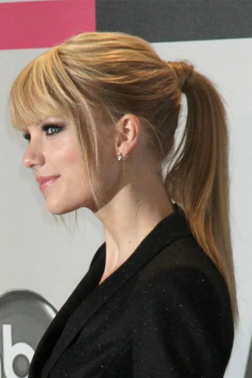 Прическа длинный хвост с челкой taylor-swift-hair-2010 Taylor swift hair, Taylor swift bangs, Hairstyles with ba