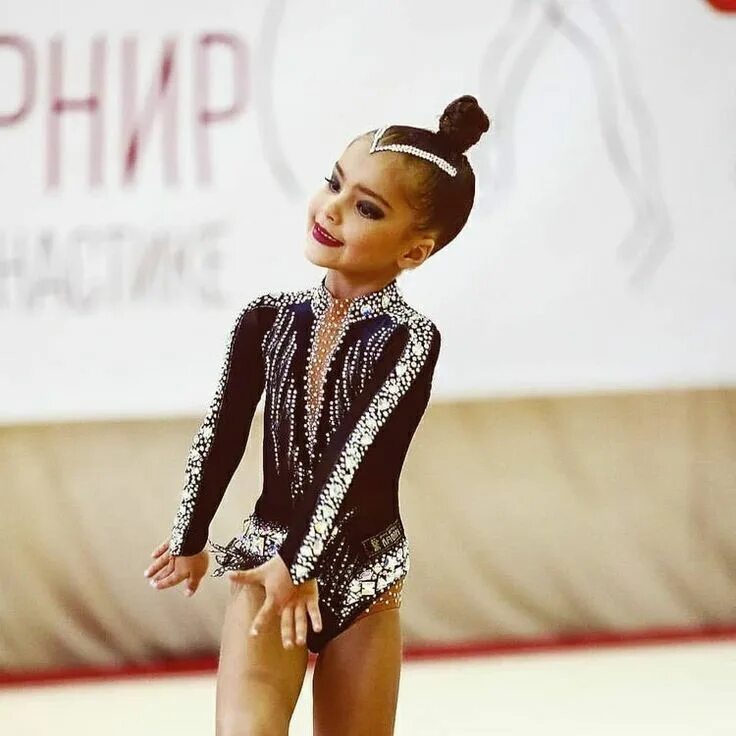 Прическа для акробатики на выступление девочке Pin de Alexa Ку en Beautyfull Leotardos para gimnasia rítmica, Maillot ritmica, 