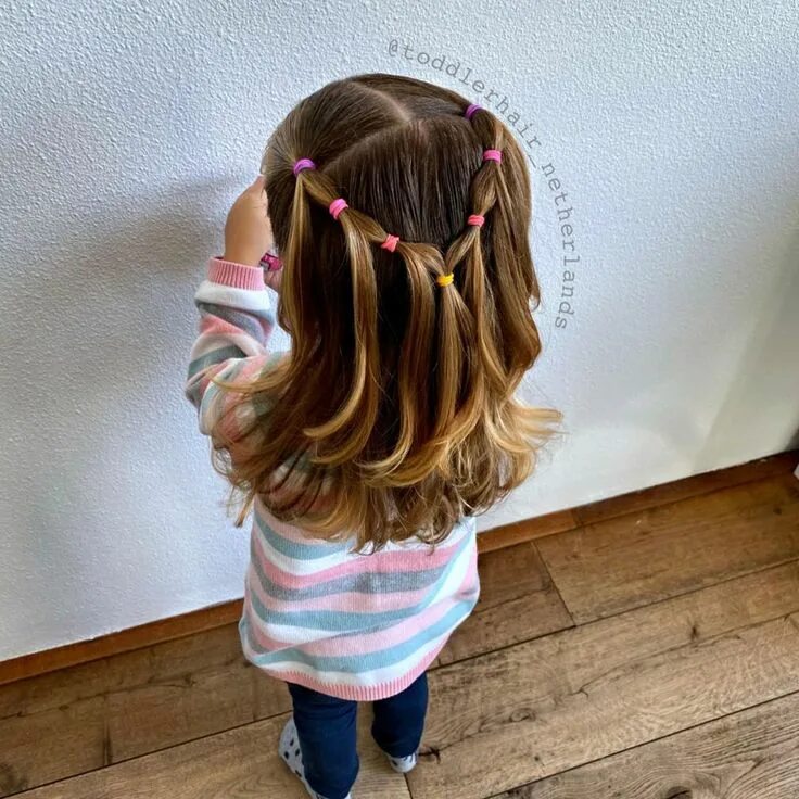 Прическа для девочек домашние простые Alix’s Hairstyles on Instagram: "I made this quick and easy elastic waterfall st