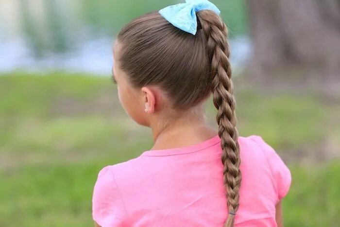 Прическа для девочек хвостики косички blue-bow-how-to-do-a-dutch-braid-ponytail-braid-pink-shirt-little-girl Hair styl