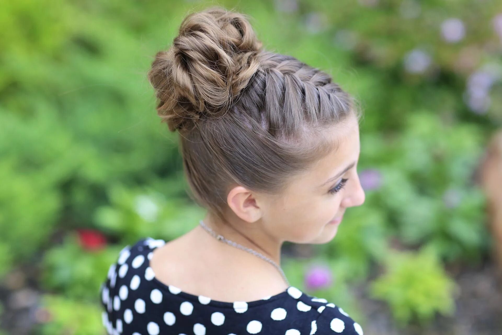 Прическа для девочки 13 лет Double-French Messy Bun Updo Bridesmaid hair, Cute girls hairstyles, Bun hairsty