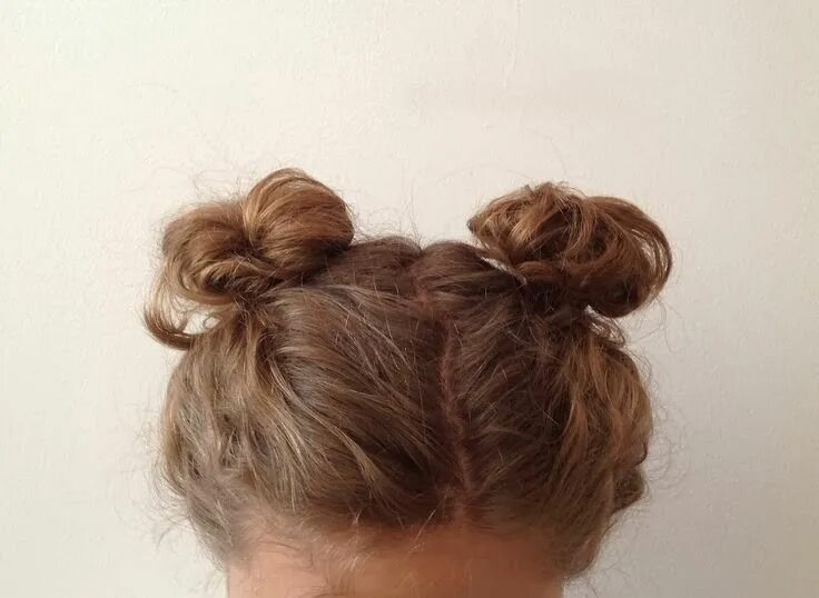 Прическа для девочки два пучка Buns ⊙ Medium hair styles, Spring hairstyles, Effortless hairstyles