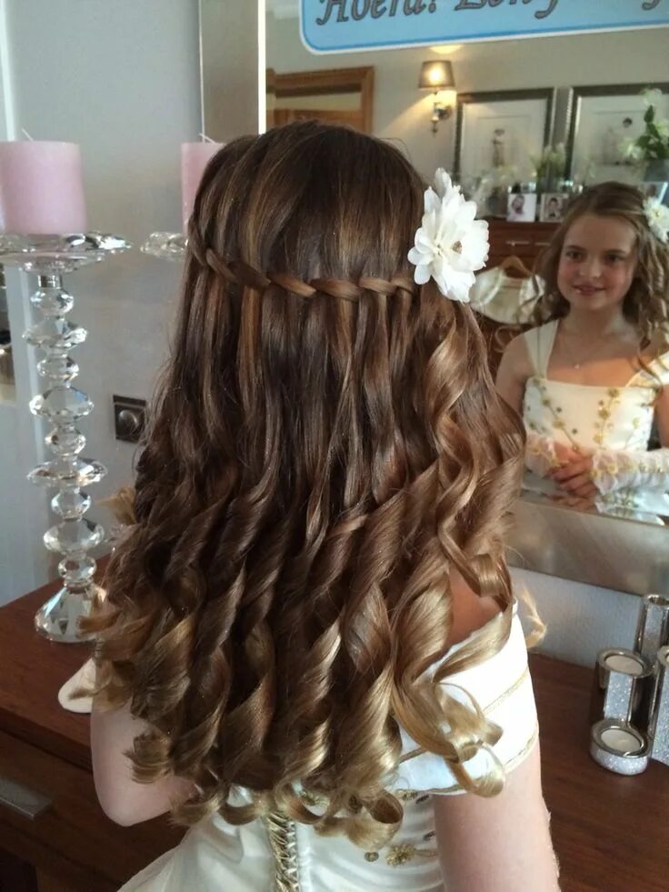 Прическа для девочки накрученные волосы Communie Communion hairstyles, Flower girl hairstyles, Girl hairstyles