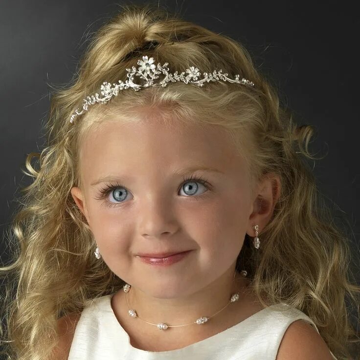 Прическа для девочки с диадемой Child's Floral Rhinestone Tiara Flower girl hairstyles, Girl hairstyles, Princes