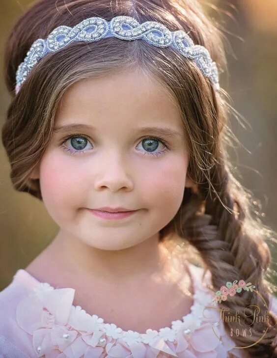 Прическа для девочки с ободком Pin by Lost & Found on Fashion for children Flower girl hairstyles, Baby hair bo