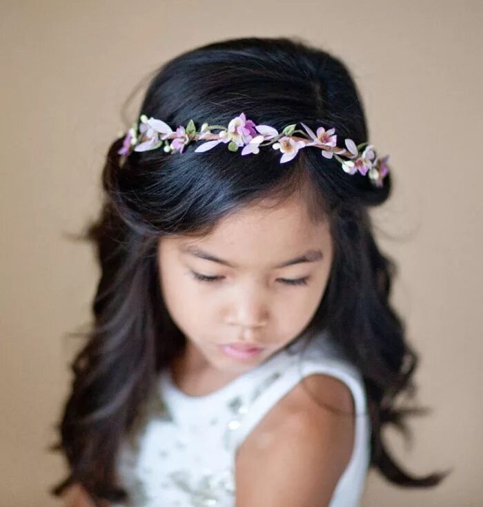 Прическа для девочки с ободком на праздник 12 Adorable Flower Girl Hair Accessories Flower girl hairstyles, Flower girl hai