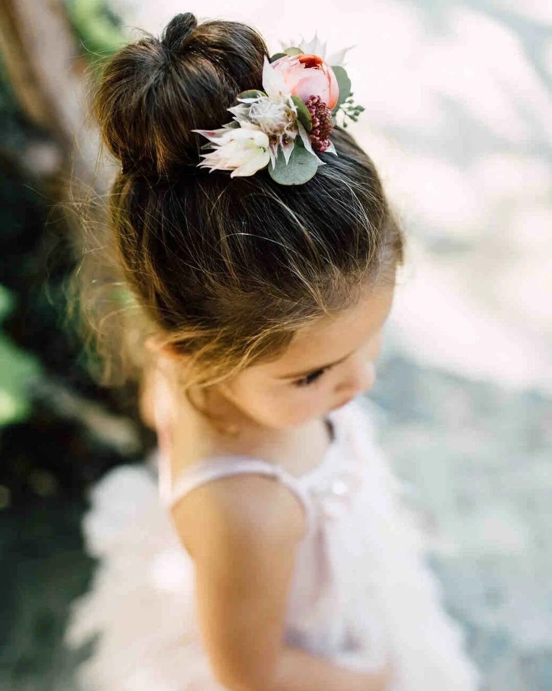 Прическа для девочки собранные волосы Flower Girl Hairstyles: 33 Trendy Looks 2024 Guide Flower girl hairstyles, Flowe