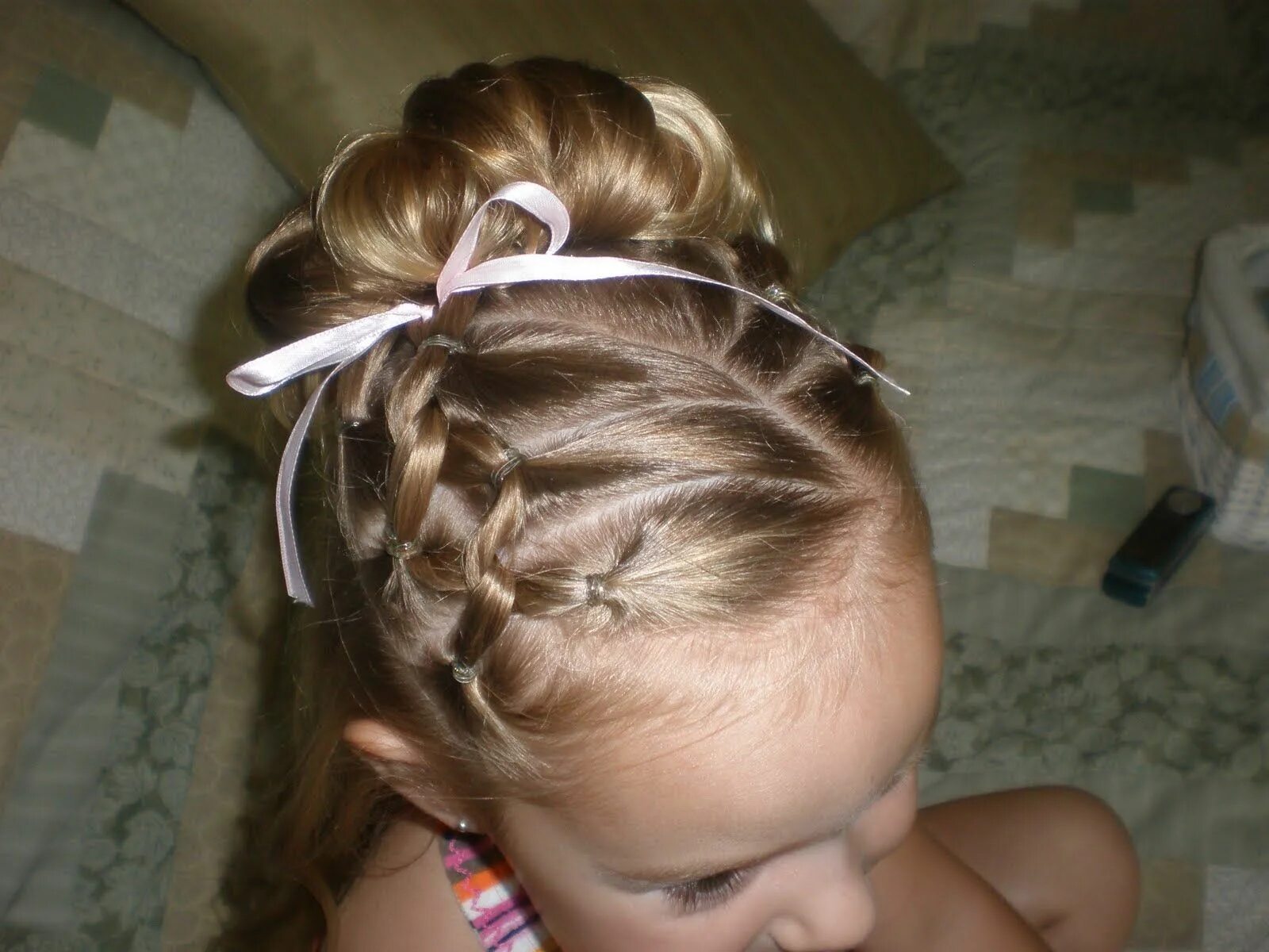 Прическа для девочки в садик на утренник Pin on Hairstyles for the Twins