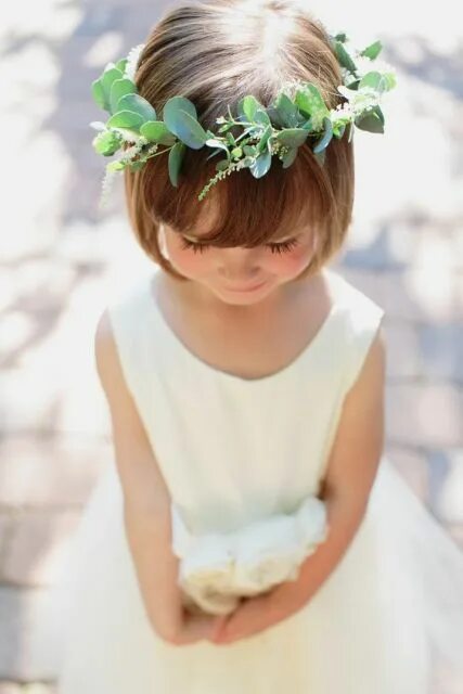 Прическа для девочки веночек 52 Super Cute Flower Girl Hairstyles - Weddingomania Flower girl halo, Flower gi