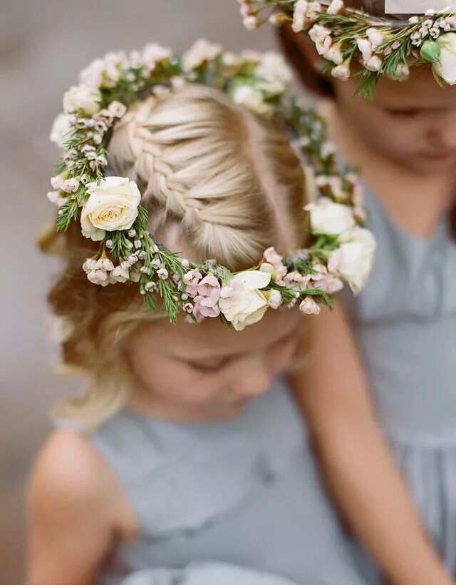 Прическа для девочки веночек Flower girls in 2024 Bridesmaid flowers, Flower crown hairstyle, Flower girl hai