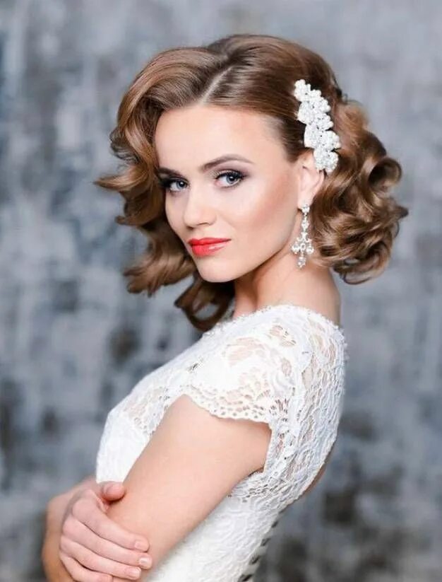 Прическа для фотосессии на средние волосы Wedding Hairstyles For Medium Length Curly Hair Short wedding hair, Curly bridal