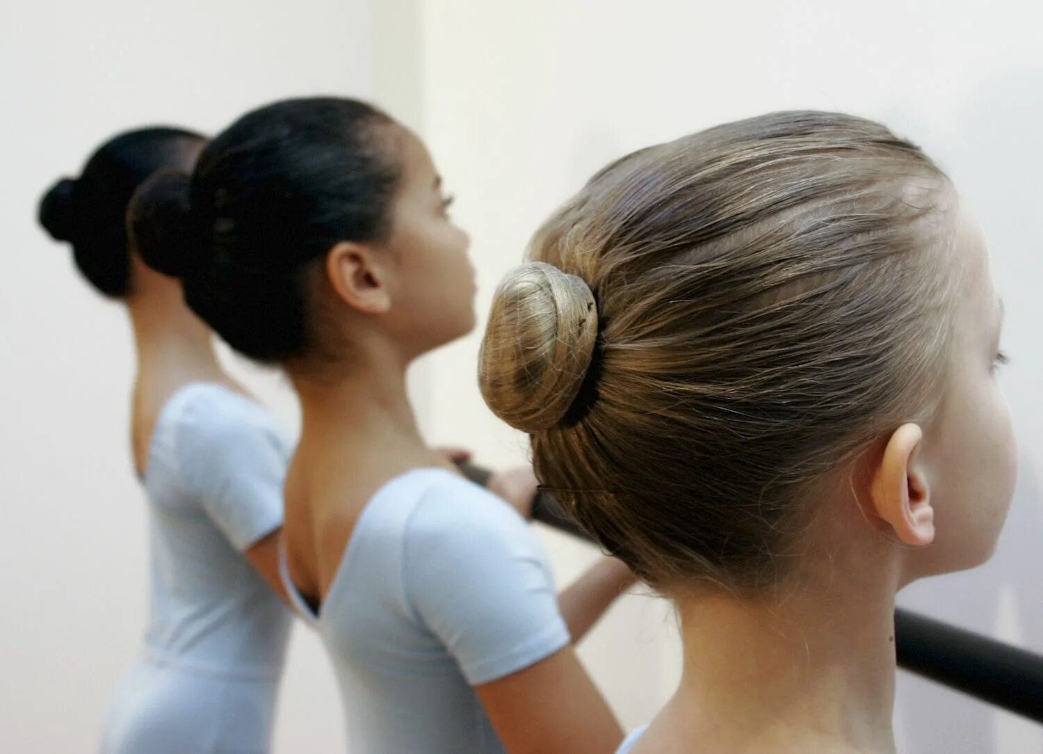 Прическа для гимнастики Ballet Bun Tools and Tricks Ballet hairstyles, Ballet bun, Dance hairstyles