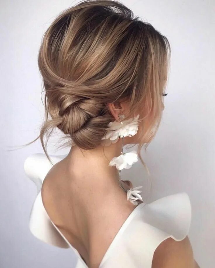 Прическа для гости фото Side Buns Wedding Hairstyles: 21 Trendy Styles + FAQs Wedding bun hairstyles, Lo