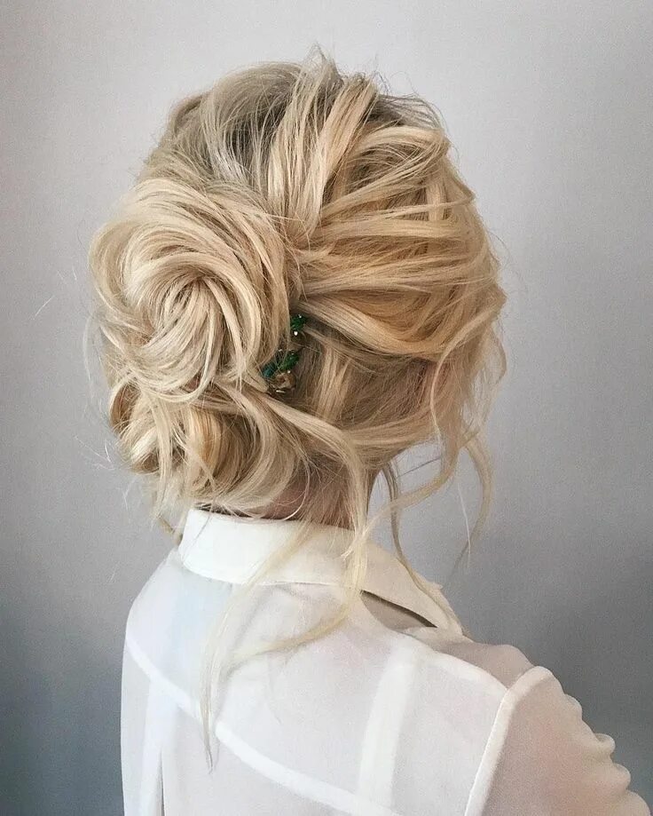 Прическа для гости фото Textured updo, updo wedding hairstyles,updo hairstyles,messy updos #weddinghair 