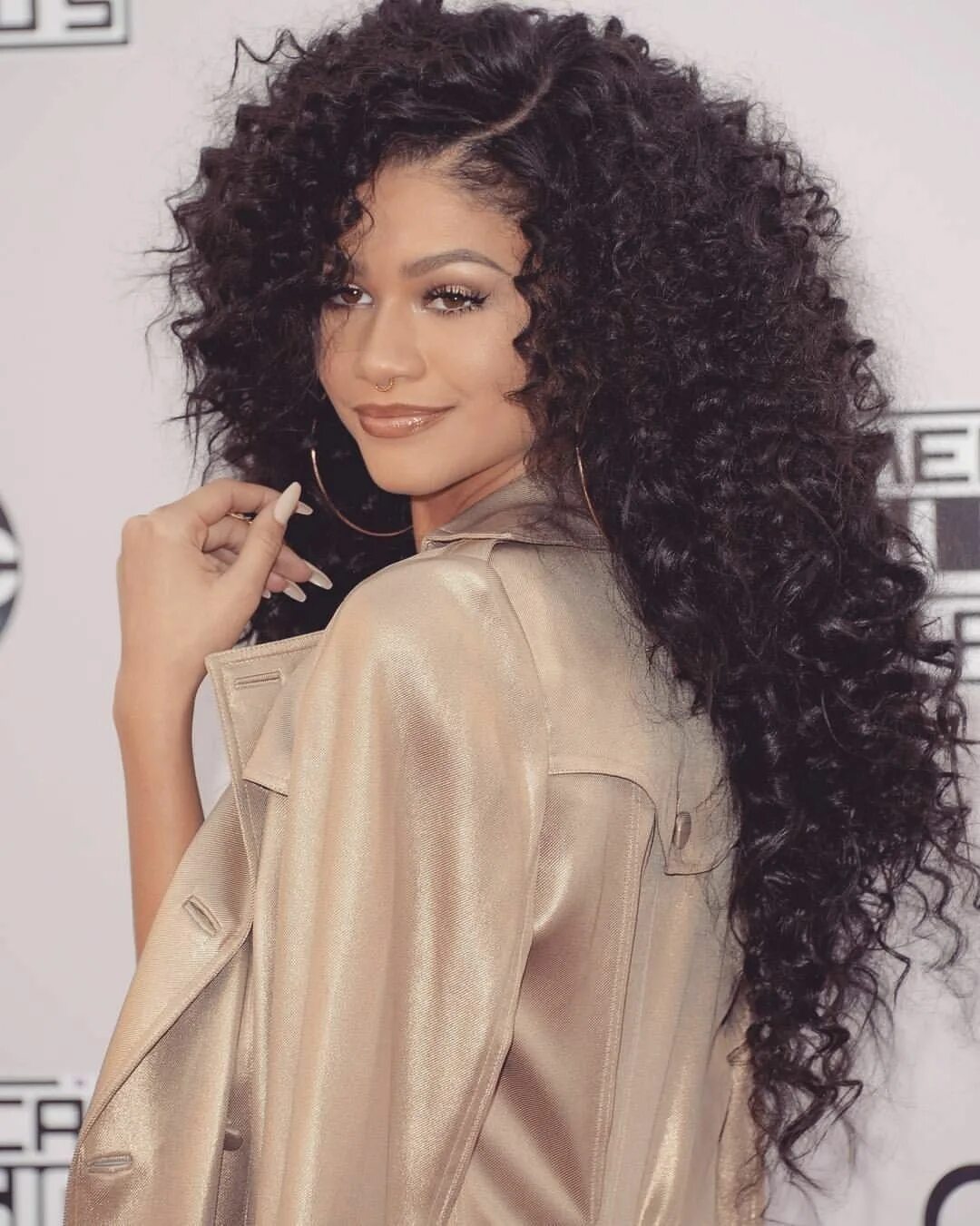 Прическа для кудрявых волос женская длинные Zendaya Curly hair styles, Hair styles, Mens medium length hairstyles