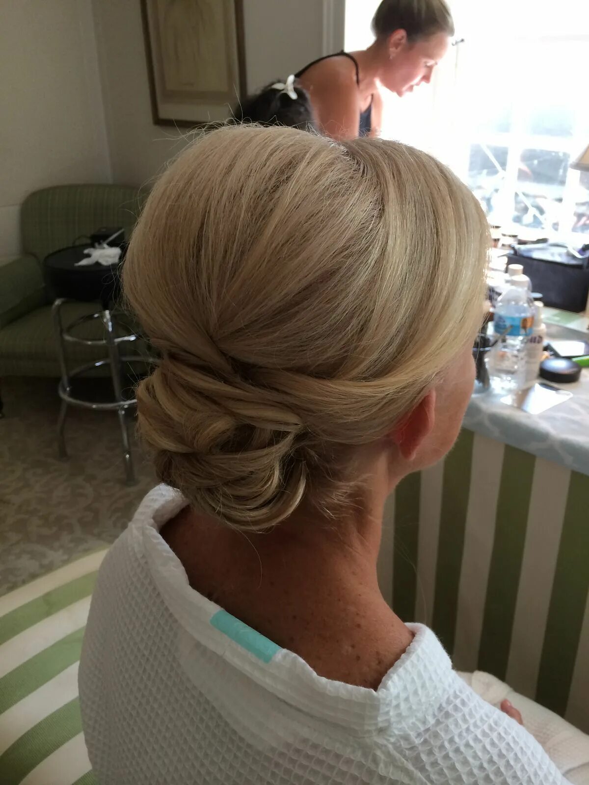 Прическа для мамы фото Mother of the bride updo Mother of the groom hairstyles, Mom hairstyles, Mother 