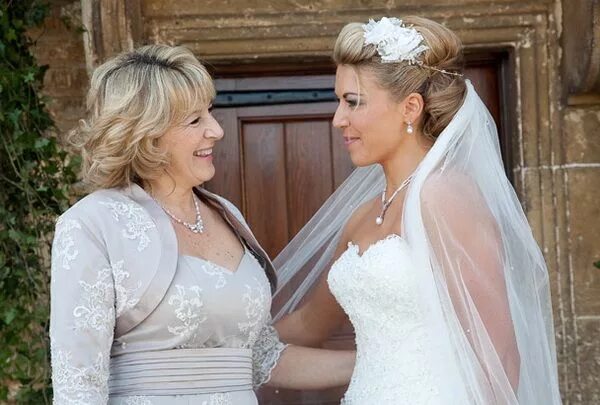 What Should Mother of the Bride Wear? Mother of the bride hair, Short wedding ha