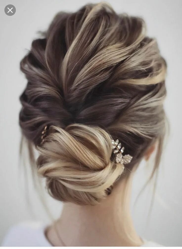 Прическа для подружки на средние волосы Pin by kerrianne crowley on Wedding hair Hair styles, Bridal hair updo, Chic hai