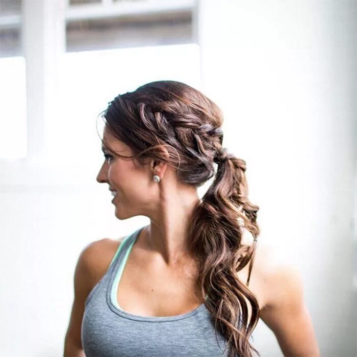 Прическа для спорта на длинные волосы Coiffure de sport : la queue de cheval tressée Hair, Long hair styles, Hair styl