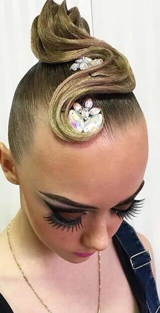 Прическа для танцев Loving this ballroom hairstyle!