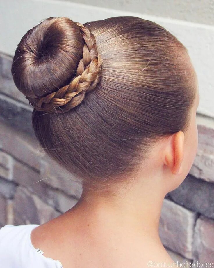 Прическа для танцев для девочек пучок Ballet Bun with braids wrapped around. Dance hairstyles, Ballerina hairstyles, C