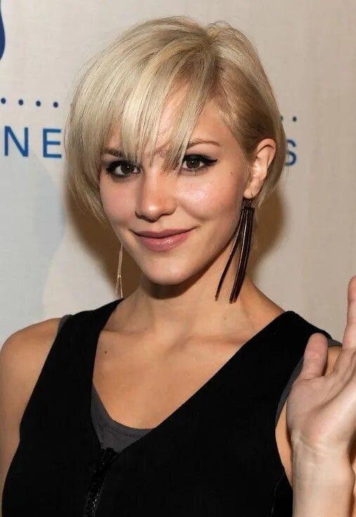 Прическа для тонких прямых волос Cute Layered Short Blonde Bob Hairstyle with Bangs - Katharine McPhee Hairstyles