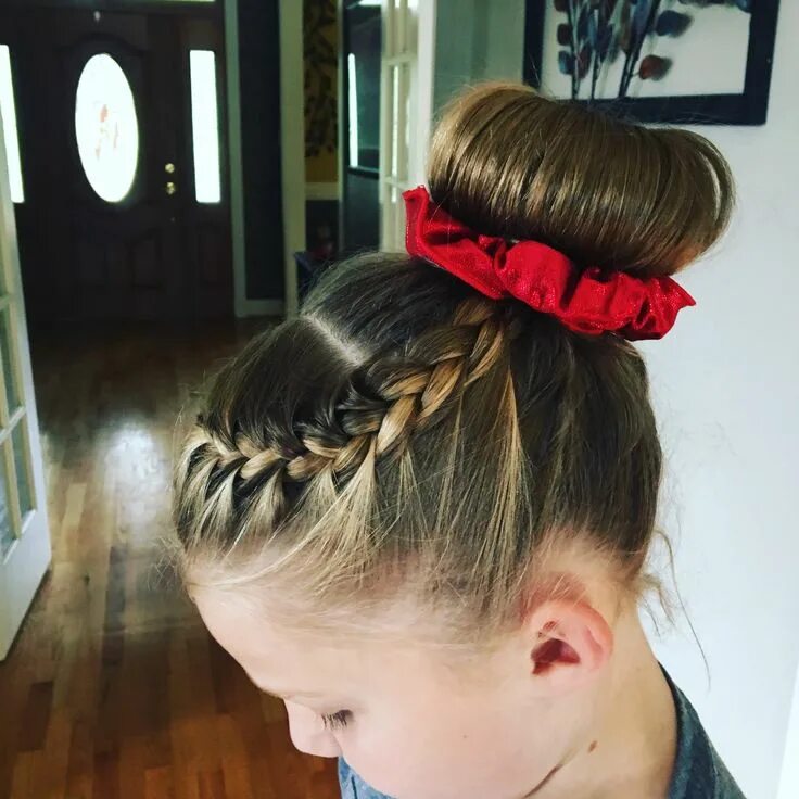 Прическа для занятий гимнастикой для девочек Gymnastics hair, side braid into a bun Gymnastics hair, Competition hair, Dance 