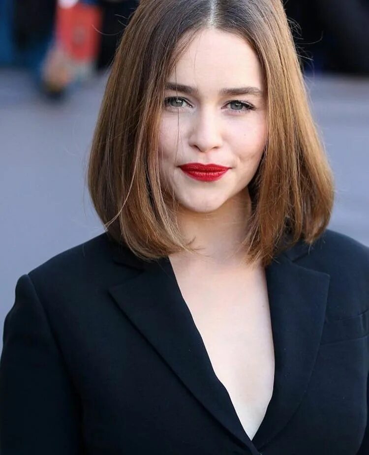 Прическа до плеч без челки фото Emilia Clarke Прически, Стрижка, Идеи причесок