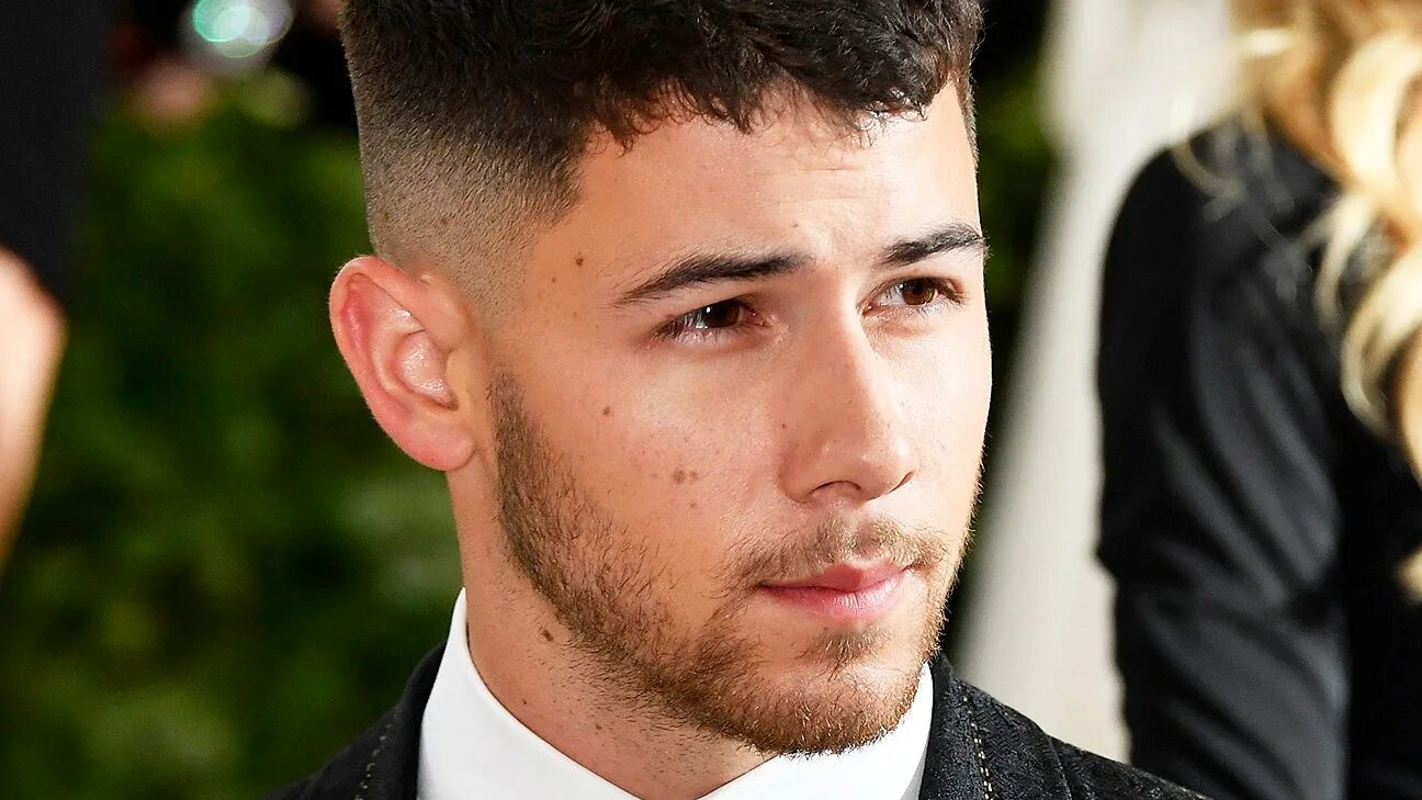 Прическа гарсон мужская How to Get Nick Jonas’s Haircut from the Met Gala GQ