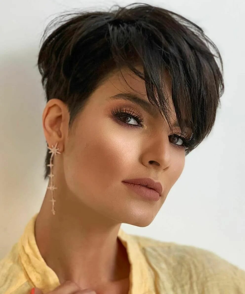 Прическа гарсон женская 20 Feminine Pixie Hairstyles & Haircuts - PoP Haircuts Short hair trends, Short 