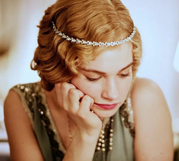 Прическа гэтсби на средние Lady Rose. What could she be thinking? Downton Abbey.