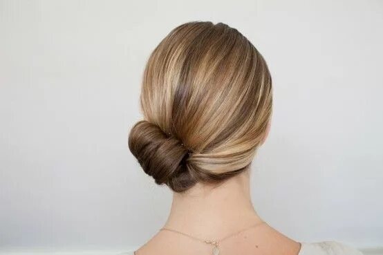 Прическа гладкий пучок на средние волосы side twist to avoid helmet hairstyles..step by step Side bun hairstyles, Hair le