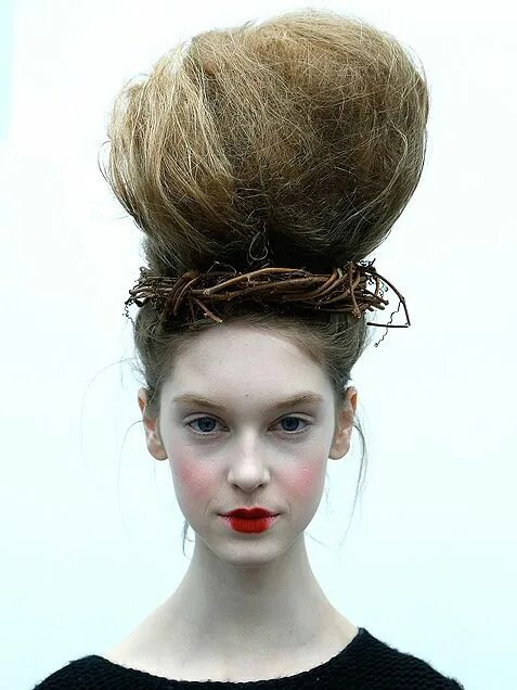 Прическа гнездо женская Fashion Week hair & makeup looks that scare us Fashion week hair, Black hair mak