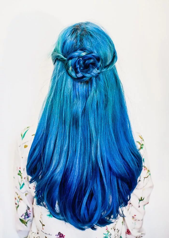 Прическа голубые волосы The Easiest Flower Braid Hair color blue, Flower braids, Blue hair