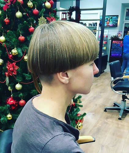 Прическа горшок для девочки He feels quite vulnerable with his bowlcut Boys haircuts, Boys long hairstyles, 