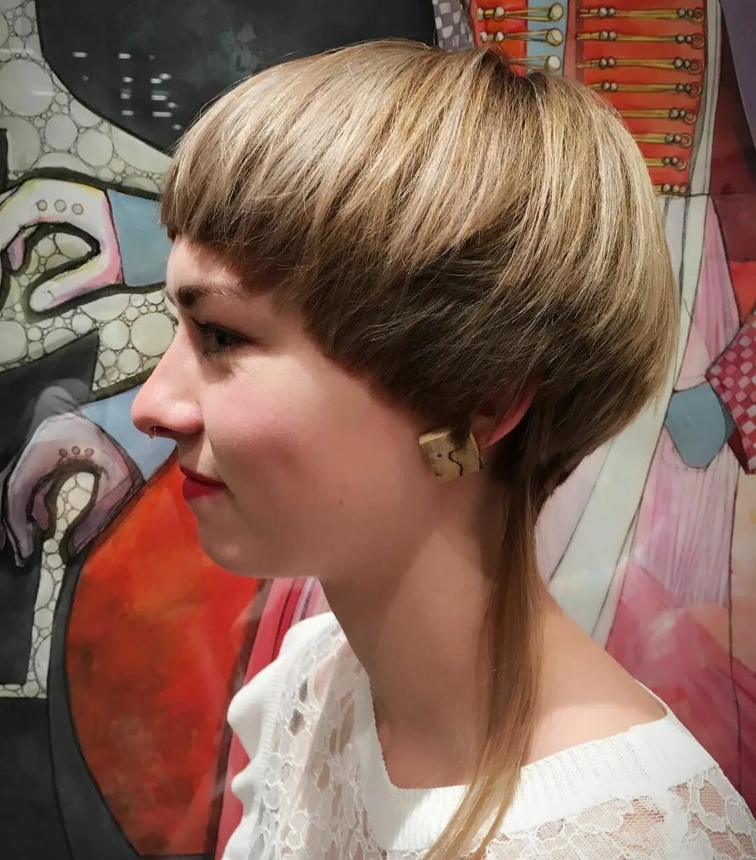 Прическа горшок для девочки girl with bowlcut and rattail Nacken